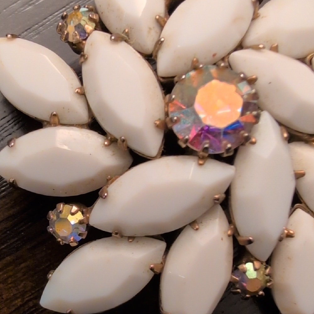 Vintage Brooch (Unsigned Juliana) large White Milk Glass and Aurora Borealis - Picture 3 of 8